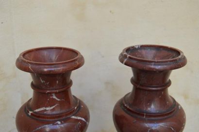 null PAIRE de VASES balustre en marbre rouge. Epoque Napoléon III. Haut.: 34 cm.