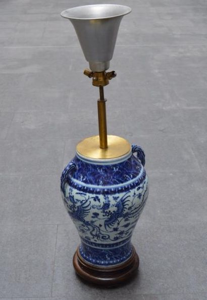 null GRAND VASE balustre en porcelaine à décor de phénix, anses. Chine, début XX...