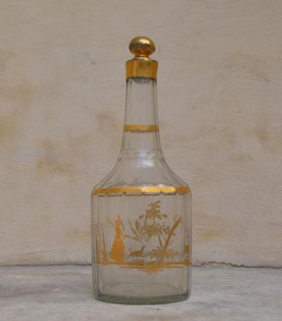 null CARAFE en verre à décor doré d'une élégante chassant. Fin XVIII - début XIX...