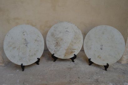 null SUITE de TROIS PLAQUES circulaires en porcelaine émaillé polychrome à décor...