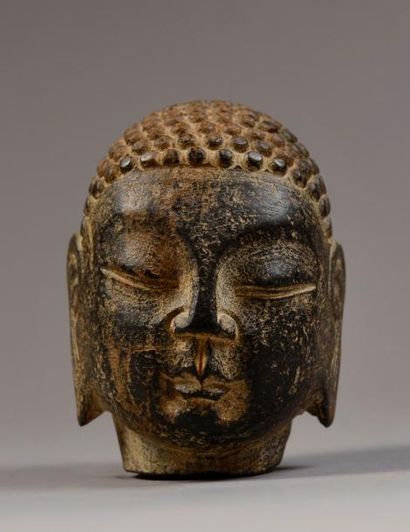 null TETE de Bouddha en grès. Cambodge, art Khmer. Haut.: 11 cm.