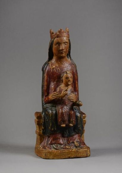 null VIERGE EN MAJESTE couronnée à l’Enfant. En bois sculpté en ronde-bosse polychrome....