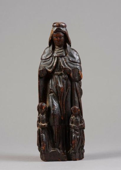 null GROUPE en bois sculpté en ronde-bosse. Représentant sainte Anne qui a, à ses...
