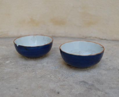 null PAIRE de BOLS miniature en porcelaine à fond bleu poudré. Asie, fin XIX-début...