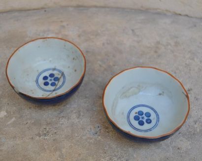 null PAIRE de BOLS miniature en porcelaine à fond bleu poudré. Asie, fin XIX-début...