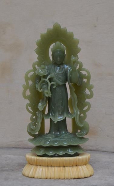 null GROUPE sculpté en jade figurant une guanine dans une mandorle, socle en ivoire....