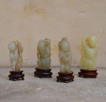 null ENSEMBLE de 4 petits personnages en jade sculpté, sur leur socle en bois. Chine,...