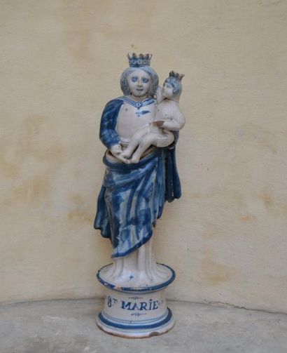 null NEVERS. VIERGE à l’Enfant en céramique bleue et blanche de Nevers. Fin XIXème...