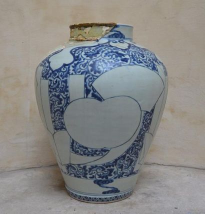 null CHINE. GRAND VASE balustre en porcelaine à décor bleu de formes vierges sur...