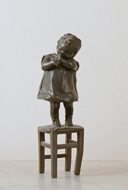 null José CLARA AYATS (1878-1958), petite fille sur un tabouret, bronze signé. Haut.:...