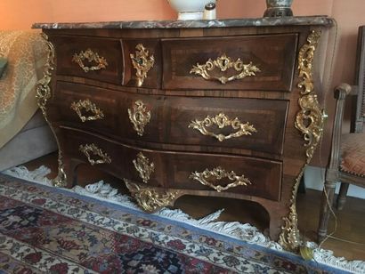 null COMMODE galbée toutes faces dite « Tombeau » en placage de bois d’amarante en...