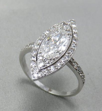 BAGUE "MARQUISE" DIAMANTS Bague "Marquise" diamants en platine à 950°/00, le centre...
