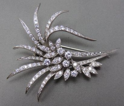 BROCHE "GERBE" Broche "Gerbe" en or gris 18k et platine à 950°/00, stylisant une...