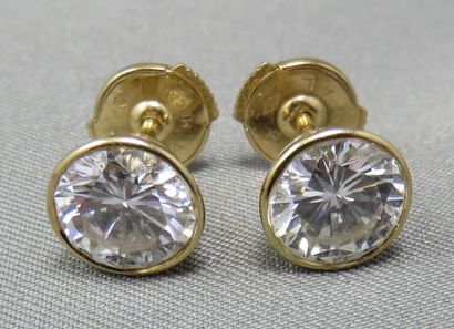 "PUCES D'OREILLES" DIAMANTS "Puces d'Oreilles" Diamants en or 18k, ornées de diamants...