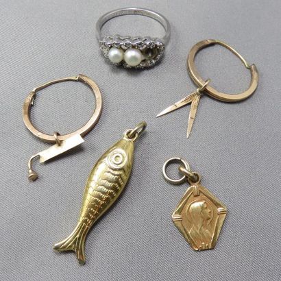 LOT EN METAL DORE Lot en métal doré composé d'un pendentif poisson, d'une médaille...
