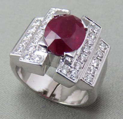 Bague Bague en or gris 18k, ornée d'un rubis ovale facetté, en serti griffe, épaulé...