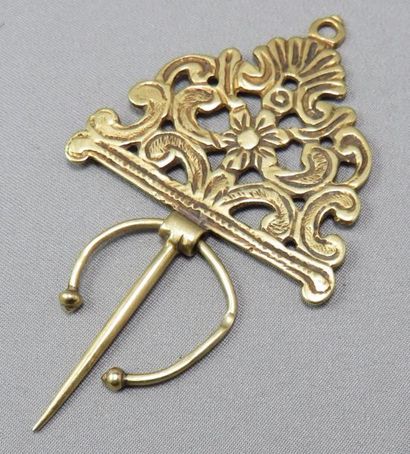 1489.0 Broche "Fibule" en or 18k ajouré, à décor de coquille, d'arabesques et d'une...