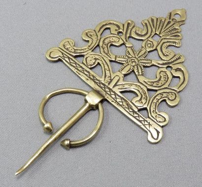 1489.0 Broche "Fibule" en or 18k ajouré, à décor de coquille, d'arabesques et d'une...