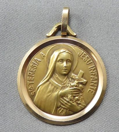 PENDENTIF MEDAILLE " STE THERESE DE L'ENFANT JESUS" Pendentif Médaille " Ste Thérèse...
