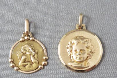 LOT DE 2 MEDAILLES TETE D'ANGE Lot de 2 Médailles tête d'ange en or 18k, une tête...