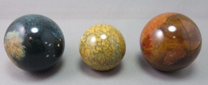 null Lot de 3 Boules en Jaspe en 3 matières et couleurs différentes. Diamètres: de...