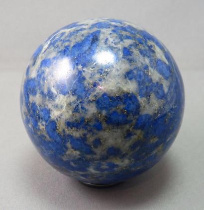 null Une Boule en Lapis teint Diamètre: 60,5 mm environ.