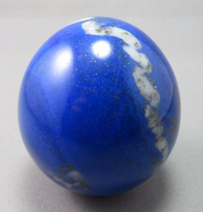 Un Œuf en Lapis Lazuli teinté 55,5 mm x 50,5...