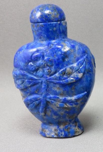 null Tabatière chinoise en lapis lazuli teint à décor floral. Hauteur: 5,3 cm.