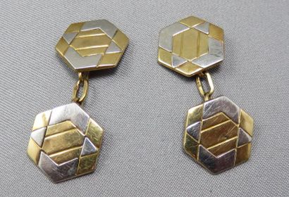BOUTONS DE MANCHETTE Boutons de Manchette en 2 ors 18k, de forme hexagonale aux motifs...