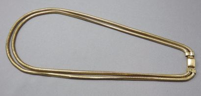 null Un collier fantaisie double rang maille serpent en plaqué or. Années 1940. Longueur:...