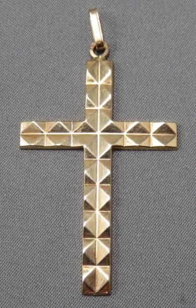 PENDENTIF CROIX Pendentif Croix en or 18k, motif pointe de diamant. Poids: 1,2 g....