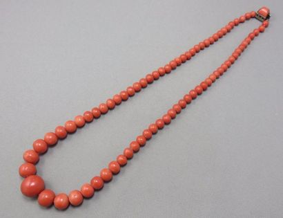 COLLIER BOULES DE CORAIL EN CHUTE Collier boules de Corail en chute de couleur saumon,...