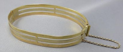 null Bracelet Jonc Plat ajouré en 3 ors 18k, ouvrant à charnière, fermoir à cliquet...