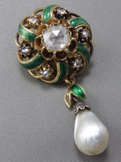 BROCHE "TURBAN" Broche "Turban" en or 18k ajouré de forme ronde, formant une rosace...