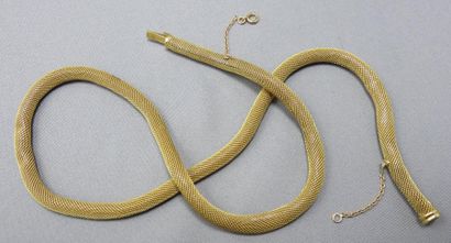 COLLIER Collier en or 18k maille serpent. Fermoir à cliquet et chaînette de sécurité....