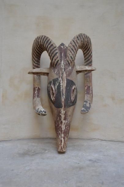 null TETE DE BOUC en bois sculpté. Afrique, XXème. Haut.: 42 cm.