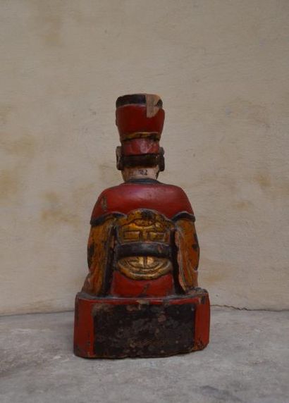 null GROUPE sculpté en bois polychrome représentant un empereur assis. Chine, début...