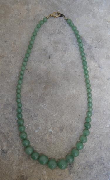 null COLLIER en perles de jade en chute. Chine, début XX ème.