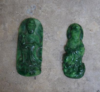 null DEUX PENDENTIFS en jade vert épinard à décor de personnages. Chine.