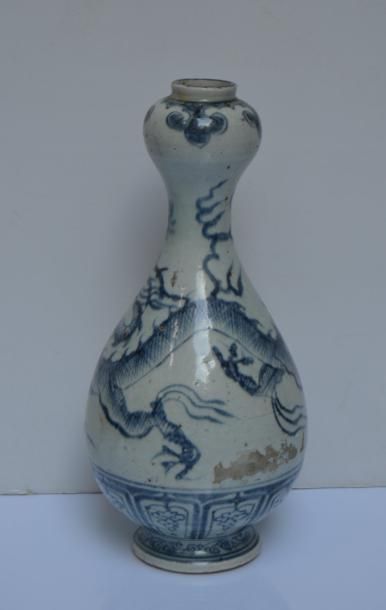 null VASE BOUTEILLE en coloquinthe en porcelaine à décor de dragons. Chine. 