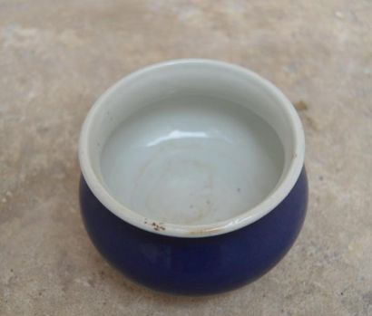 null BOL à pinceau en porcelaine à fond bleu poudré. Chine, XX ème. Haut.: 6,5 c...