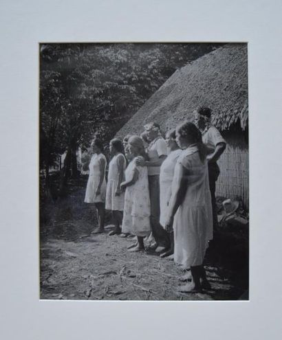null Pierre VERGER (1902-1996), Tahiti : scène de groupe à Rapa, vers 1930, un tirage...