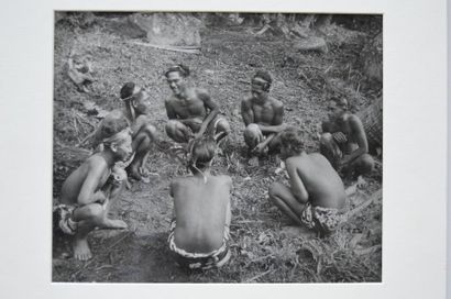 null Pierre VERGER (1902-1996), Tahiti : cercle d'hommes et jeunes hommes à Rurutu,...