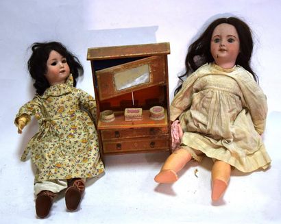null Lot divers comprenant poupée allemande, robe ancienne – poupée SFBJ accidentée...