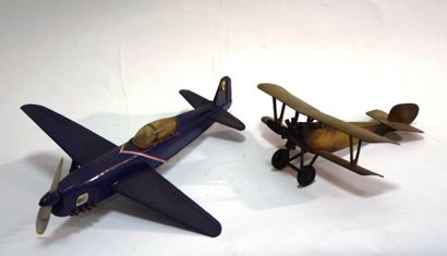 null Deux Maquettes d’avion dont avion de chasse et biplan en laiton. 34 x 34 – 26...