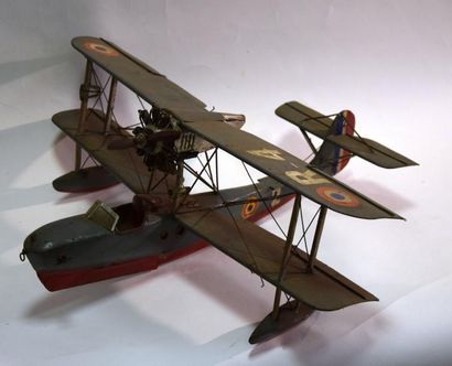 null Maquette d’hydravion français, biplan R 4, en bois et métal. 55 x 49 cm.