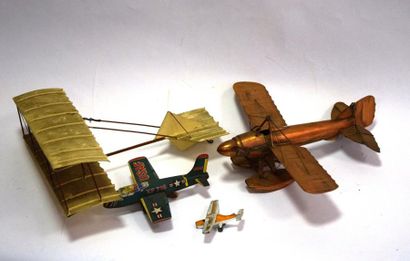 null Quatre avions divers dont hydravion – jouet US et ancêtre, en métal.