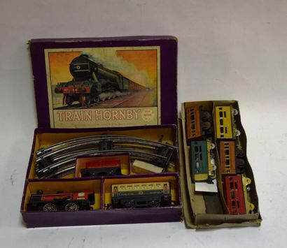 null Lot de matériel ferroviaire comprenant coffret HORNBY mécanique – petite rame...