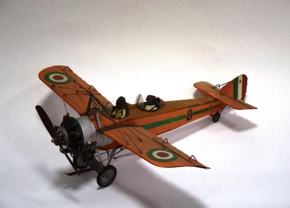 null Maquette d’avion militaire italien en métal, avec pilote et co-pilote. 50 x...