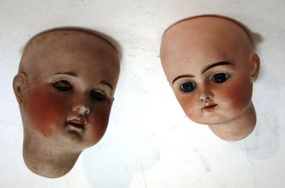 null Deux têtes de poupées françaises en biscuit dont SFBJ PARIS, taille 12 et l’autre...